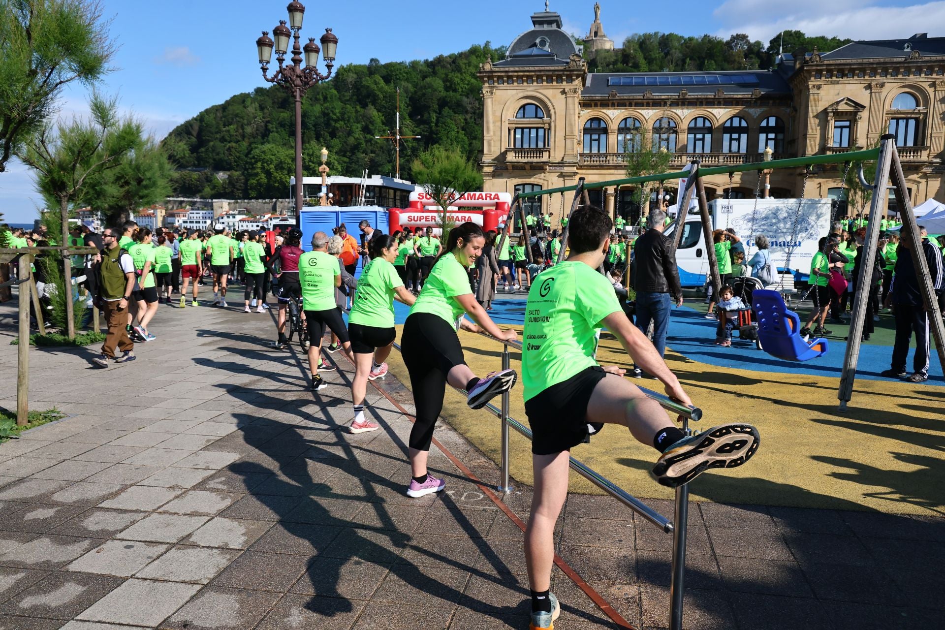 Una marea verde en Donostia contra el cáncer