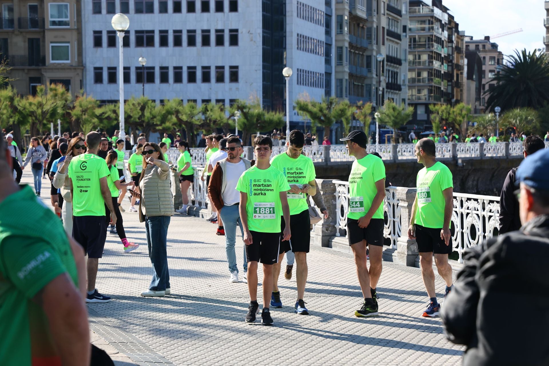 Una marea verde en Donostia contra el cáncer