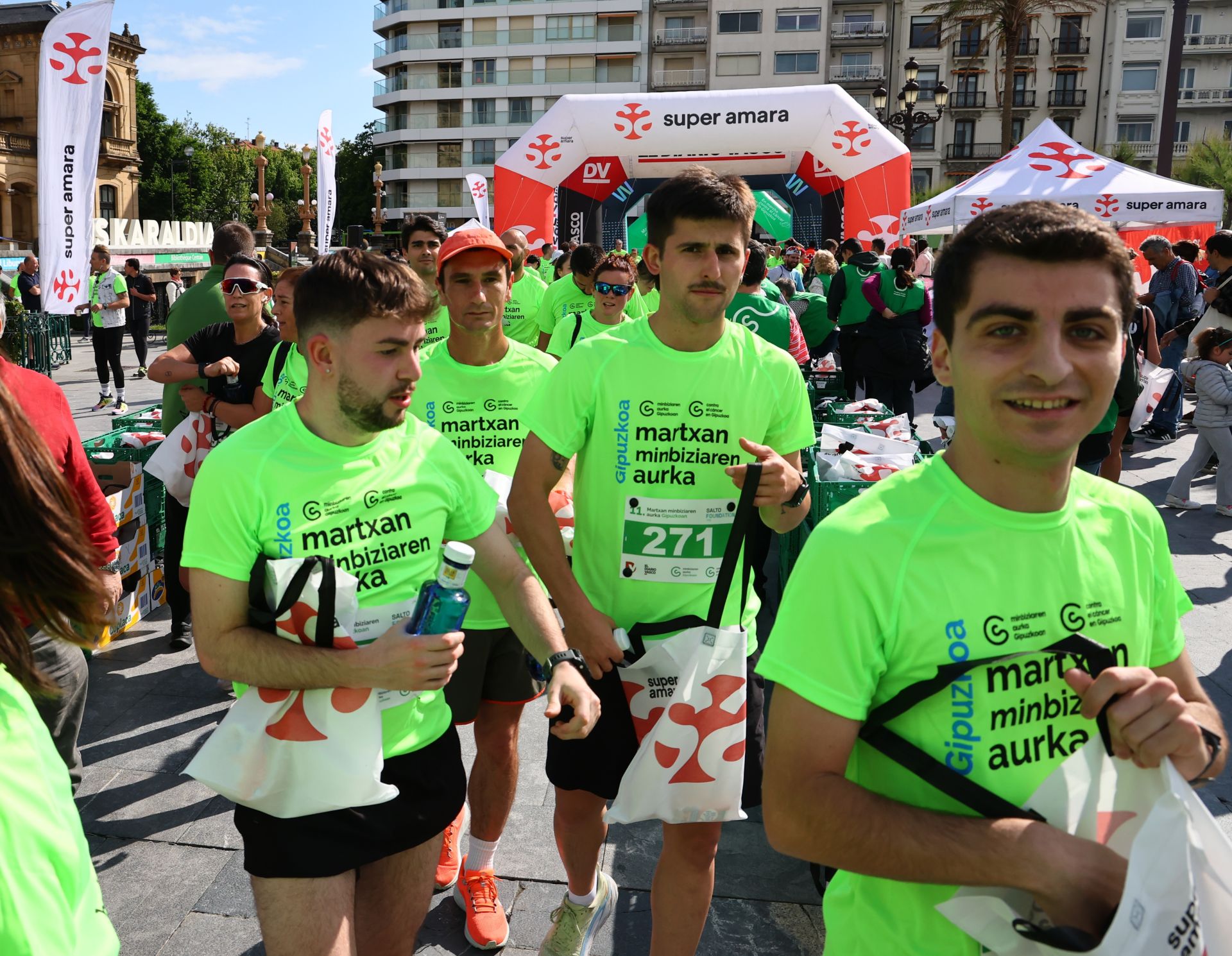 Una marea verde en Donostia contra el cáncer