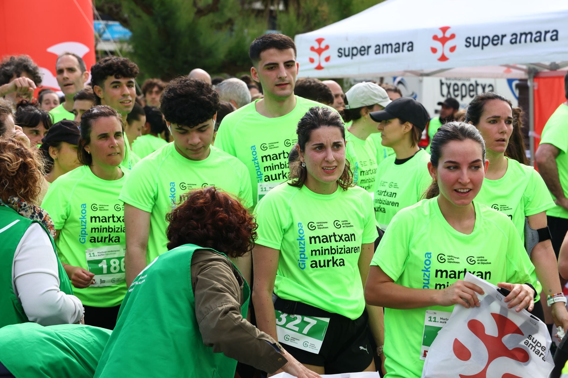 Una marea verde en Donostia contra el cáncer