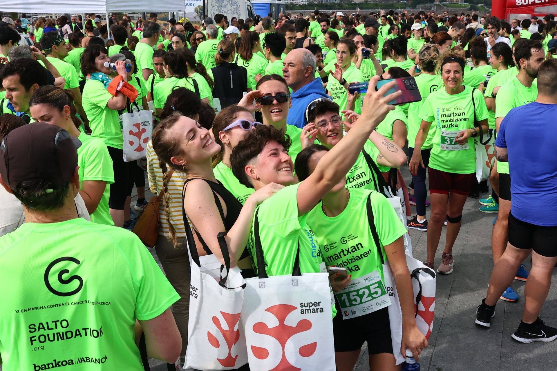 Una marea verde en Donostia contra el cáncer