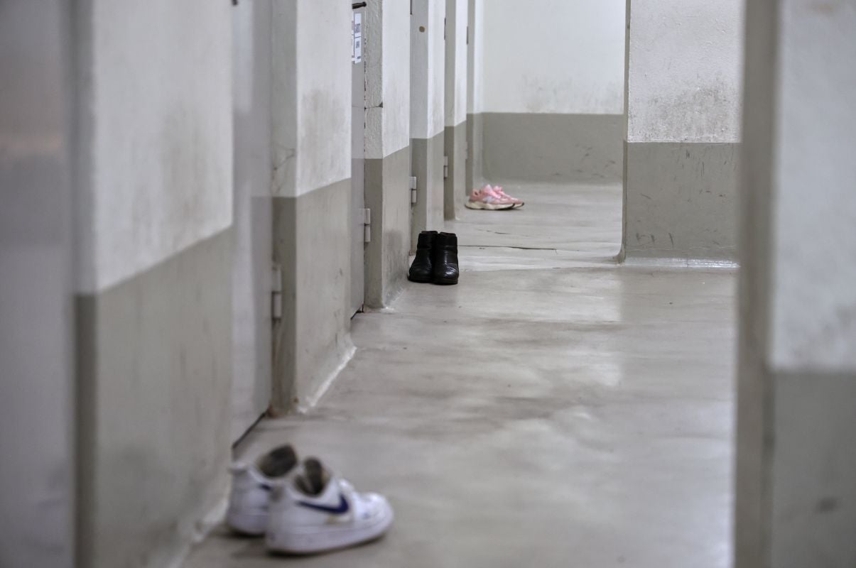 Así son por dentro los juzgados: calabozos, salas de pruebas…