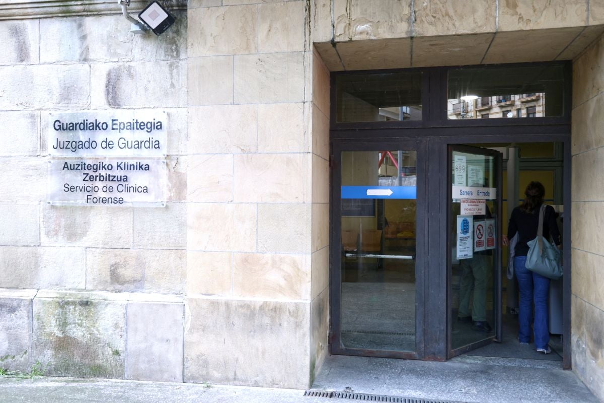 Así son por dentro los juzgados: calabozos, salas de pruebas…