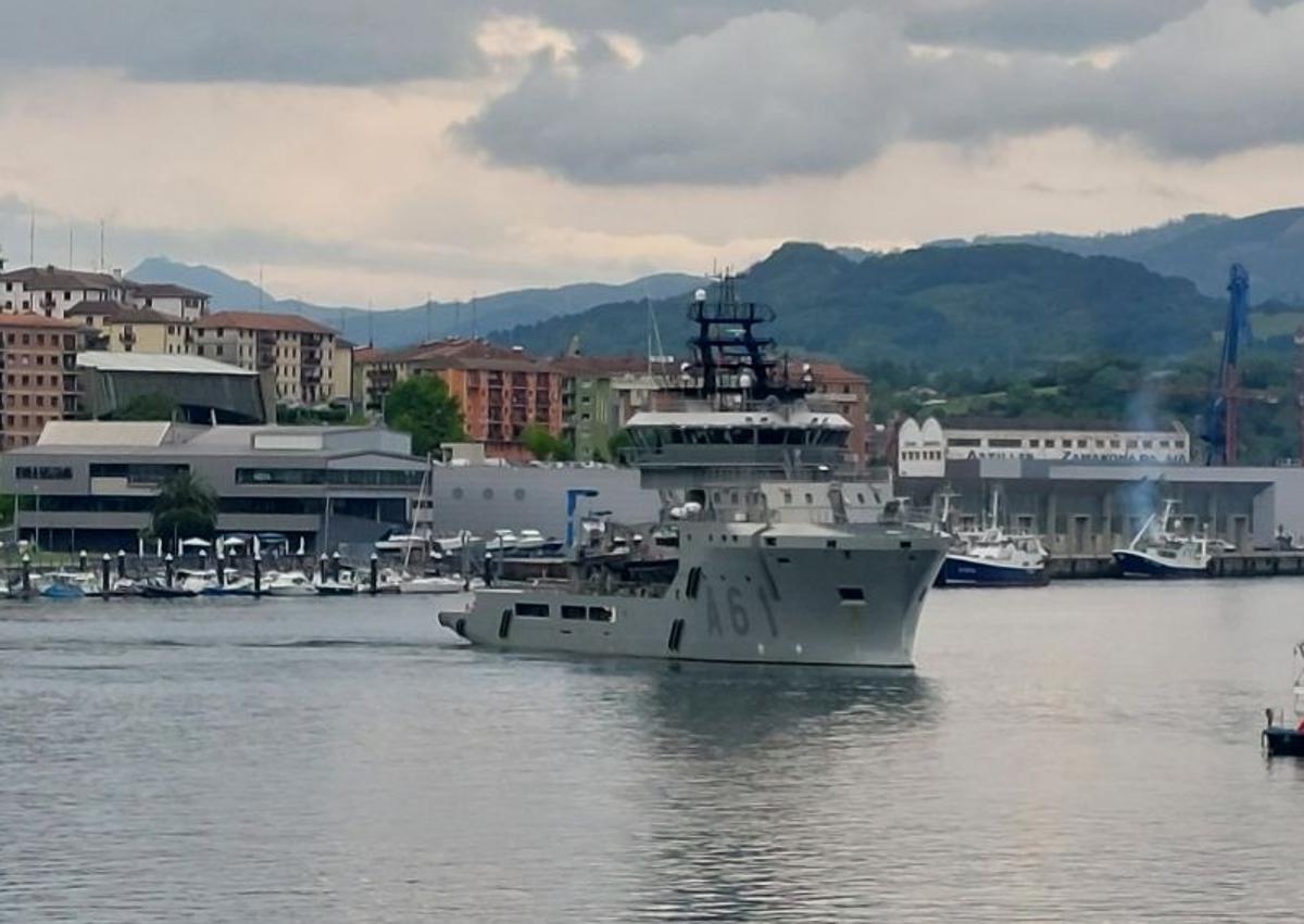 Imagen secundaria 1 - Carnota, el buque multipropósito más moderno de la Armada española, en Pasaia