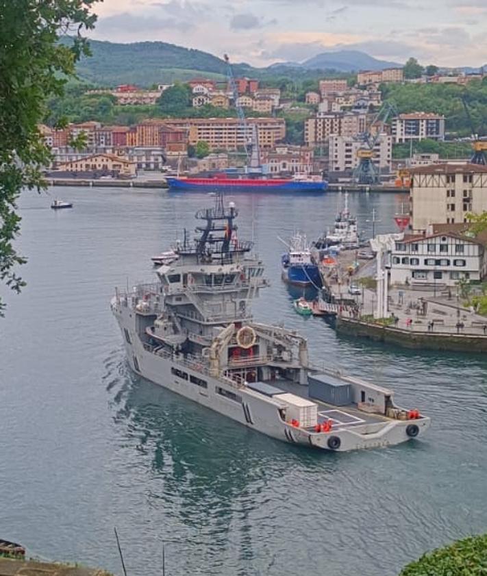 Imagen secundaria 2 - Carnota, el buque multipropósito más moderno de la Armada española, en Pasaia