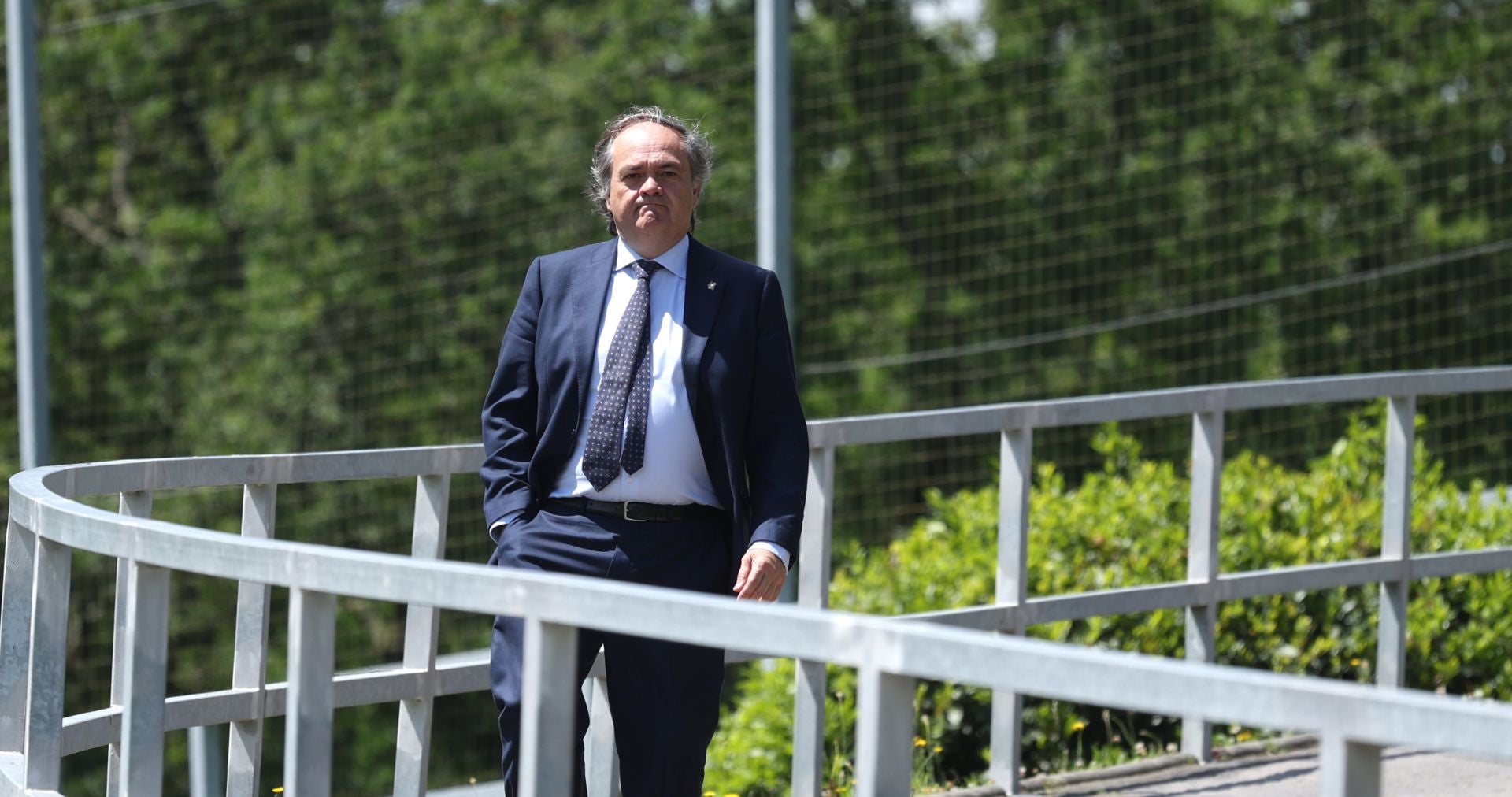 La visita de Aperribay a la plantilla de la Real en Zubieta