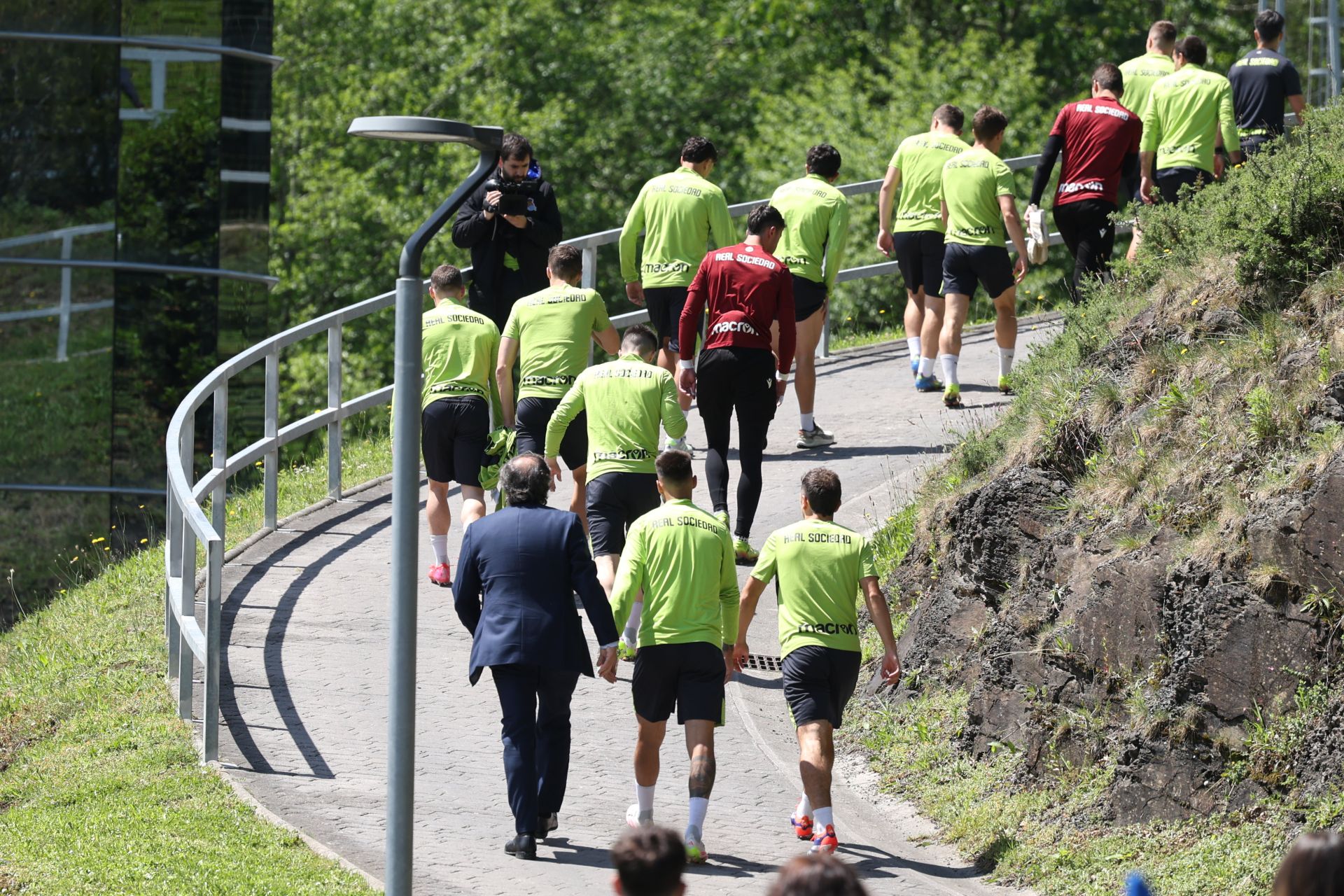La visita de Aperribay a la plantilla de la Real en Zubieta