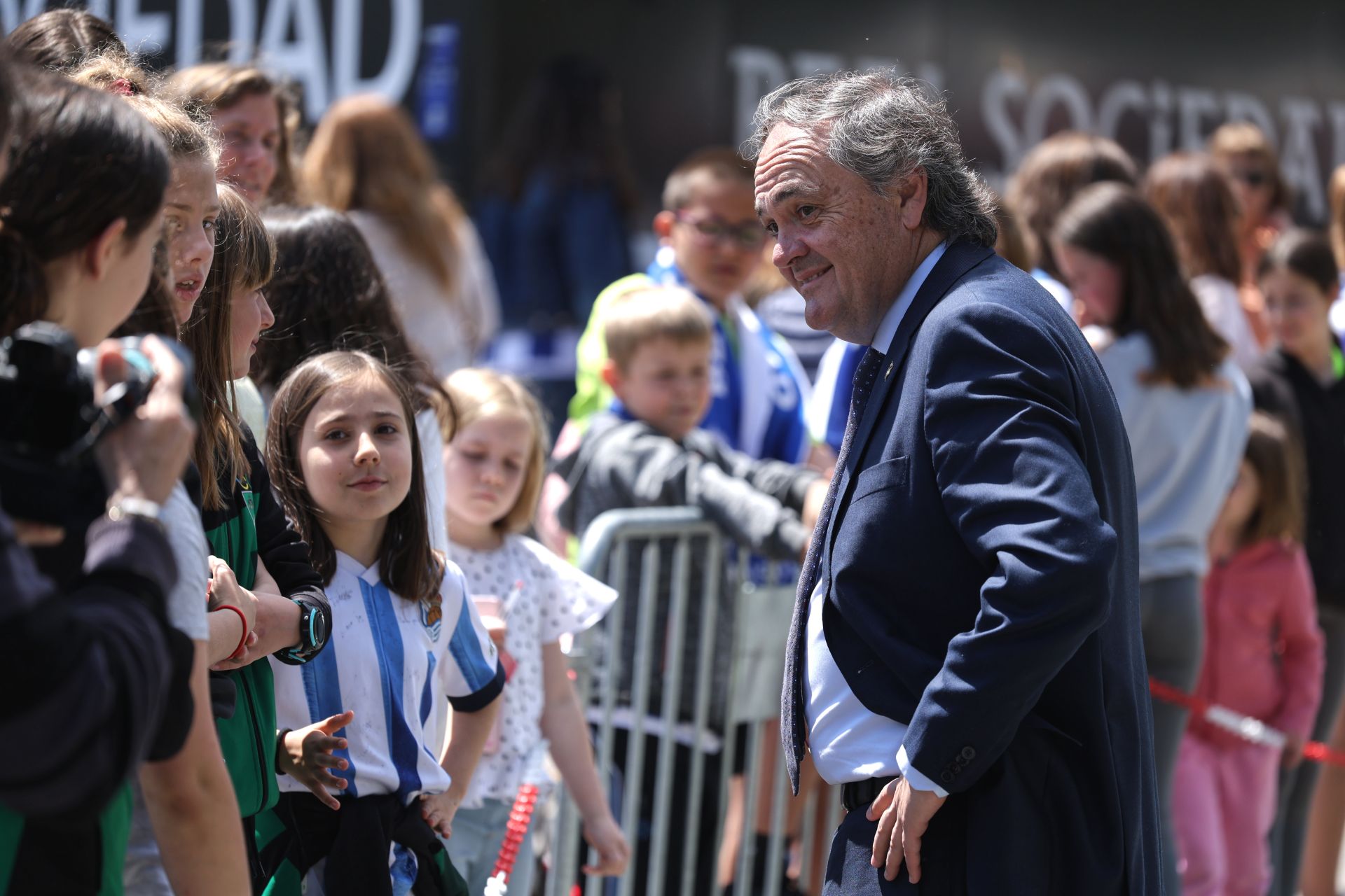 La visita de Aperribay a la plantilla de la Real en Zubieta