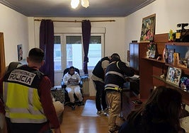 Registro de una de las viviendas durante la operación policial.