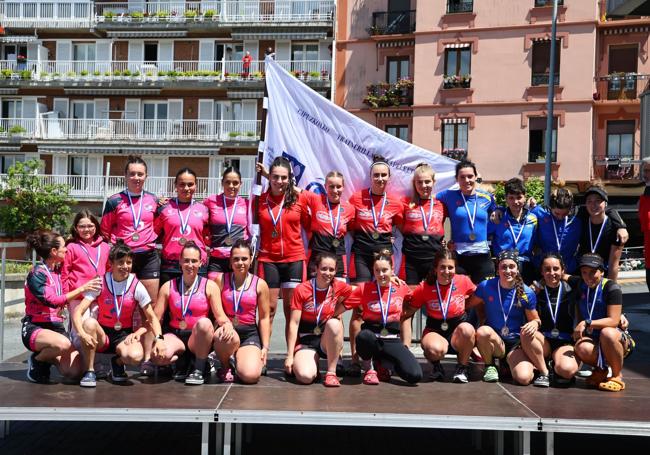 Las chicas de Zumaia, campeonas, escoltadas por Tolosaldea, a la derecha y San Juan, a la izquierda.
