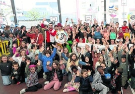 Diversidad. Familias de Andoain manifiestansu adhesión al Euskaraldia en vísperas delinicio del ejercicio social.