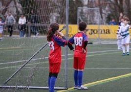 Niños y niñas juegan a fútbol en una actividad de deporte escolar organizada en un recinto donostiarra.