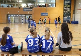 Unas niñas juegan un partido de baloncesto en Donostia.