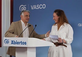 El presidente del PP en Euskadi, Javier de Andrés, junto a la presidenta de los populares en Gipuzkoa, Muriel Larrea.