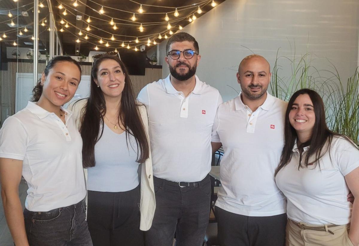 Imagen principal - El equipo de The Goods Café Bakery y algunos de sus clientes, durante la fiesta de reinauguración del local.