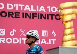 Mikel Landa, junto al trofeo del Giro en la salida de la primeta etapa, en Durazzo.