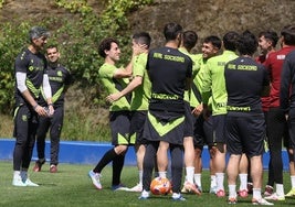 Odriozola abraza a Zubeldia tras hacer el azkoitiarra el pasillo en Zubieta este lunes