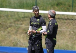 Imanol charla con el coach Carrascosa durante el entrenamiento de este lunes