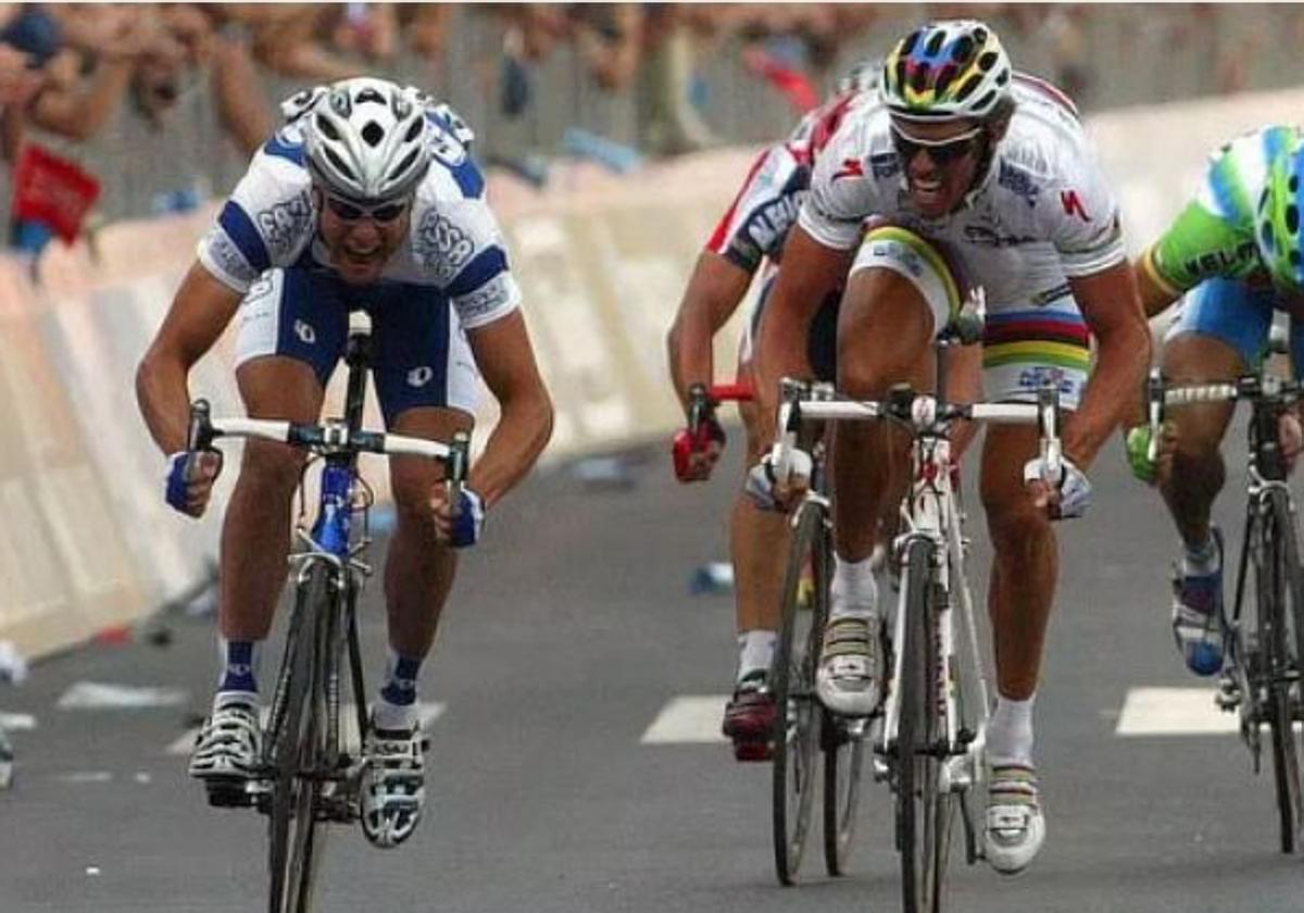 Petacchi bate a Cipollini en la meta de Lecce en la primera etapa del Giro de 2003.