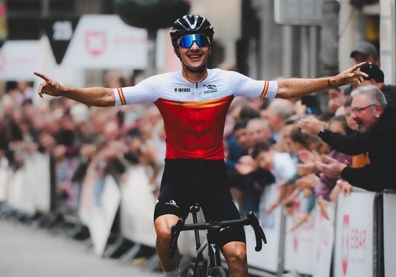 César Pérez celebra su triunfo en el Valenciaga, el domingo en Eibar.