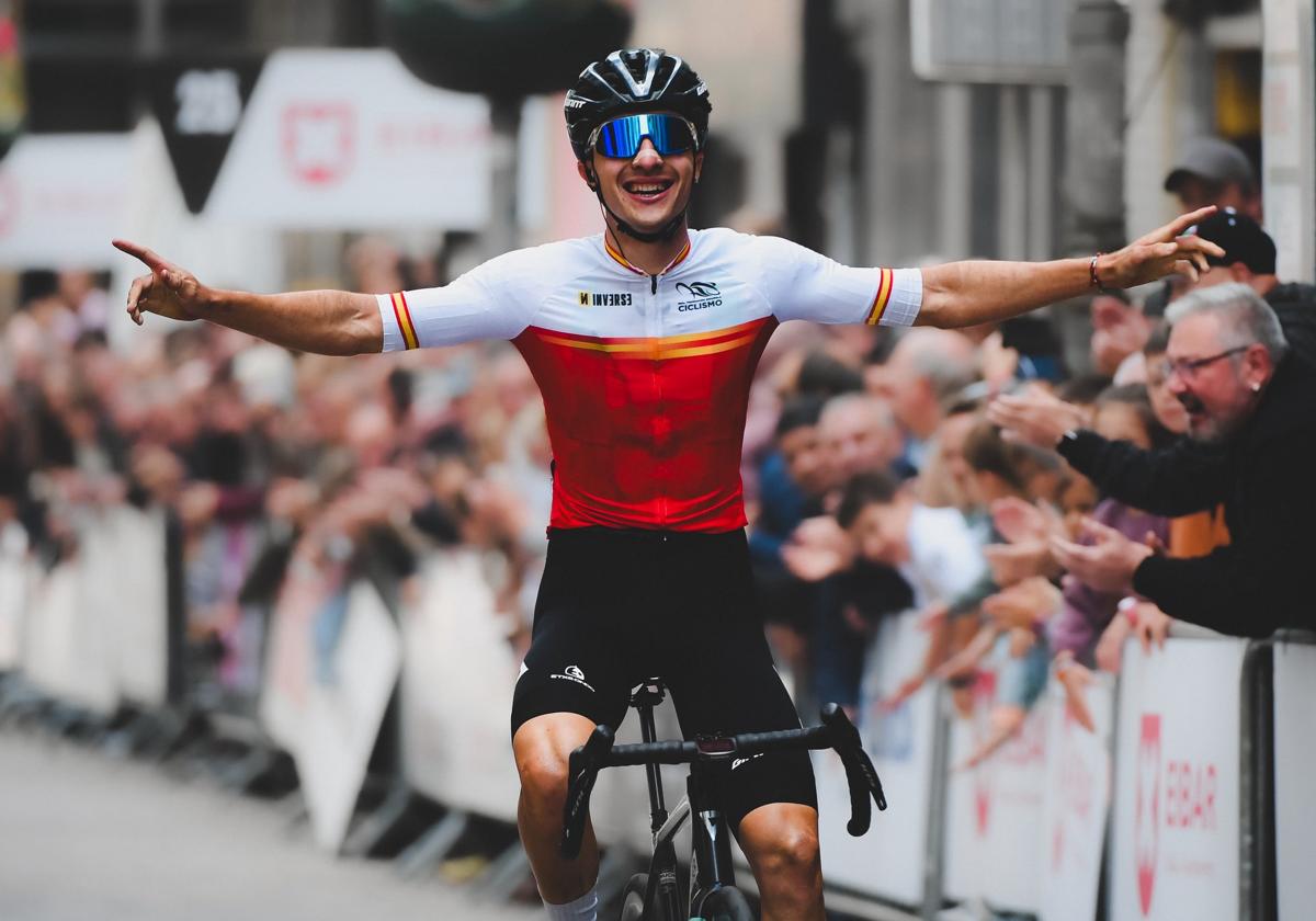 César Pérez celebra su triunfo en el Valenciaga, el domingo en Eibar.