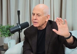 Daniel Amen durante una entrevista sobre la salud cerebral.