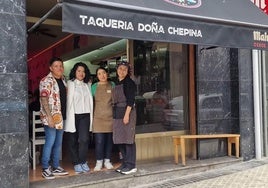 Los responsables de Doña Chepina, el restaurante mexicano ubicado en el barrio de Egia en San Sebastián.