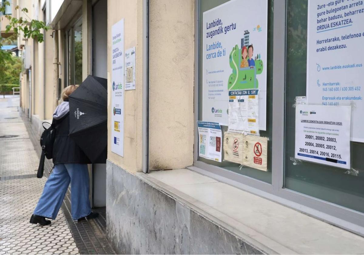 La Ertzaintza investiga a una mujer acusada de estafar más de 46.000 euros a Lanbide con la RGI