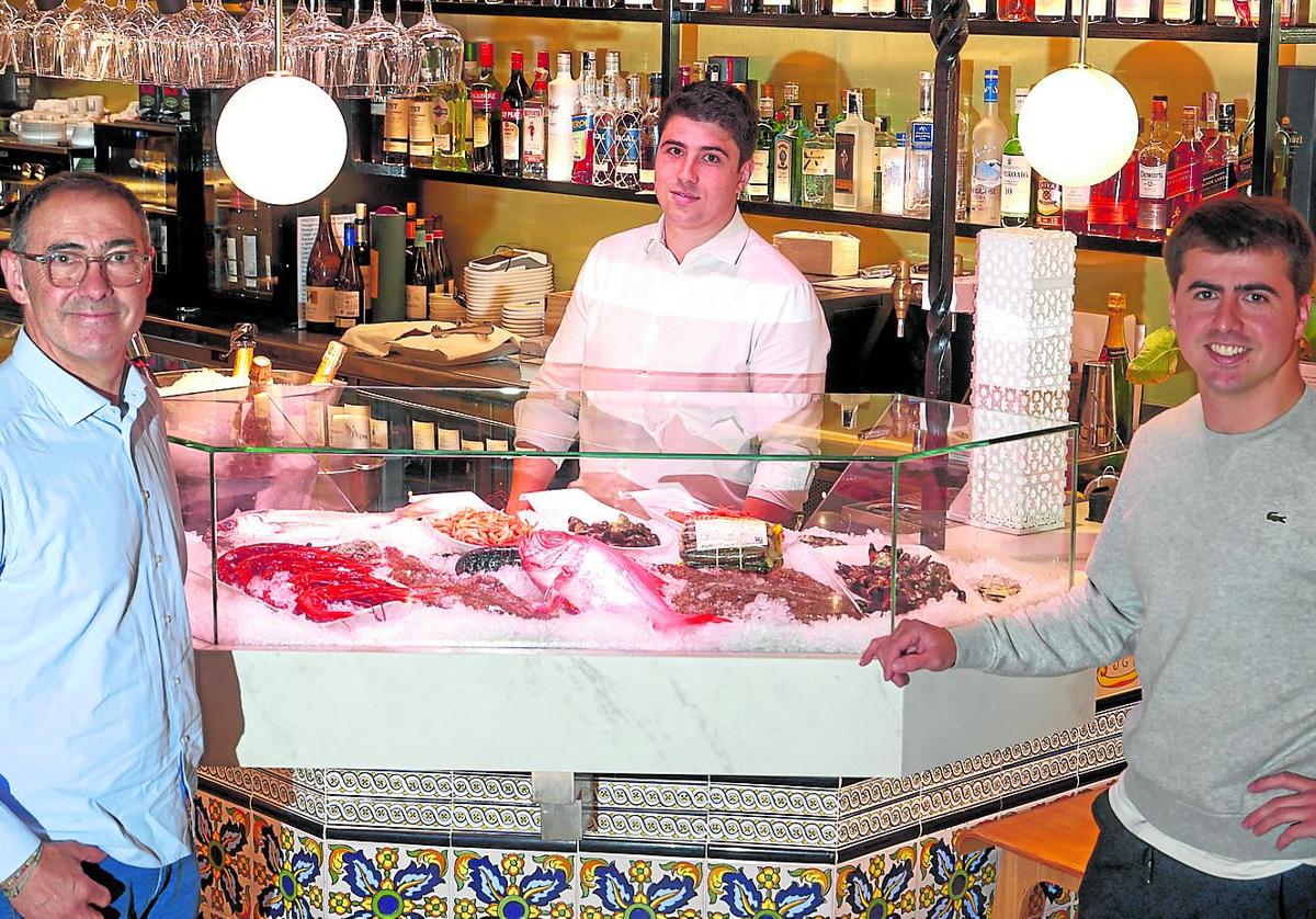 Los patrones del Lanperna, ante una buena muestra de pescados y mariscos, la base del restaurante.