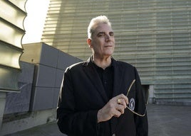 Loquillo posa ante el Kursaal donostiarra.