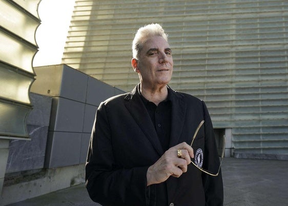 Loquillo posa ante el Kursaal donostiarra.