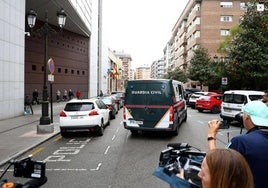 El furgón que trasladó a los padres de la 'casa de los horrores' a la cárcel.