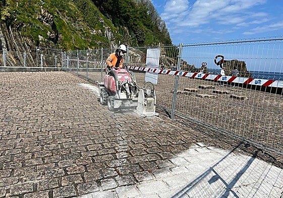 La obras de restauración del Peine del Viento empezaron hace meses y en la actualidad ya se puede ver a los operarios actuando sobre la rugosidad de los adoquines de granito, una controvertida cuestión que busca hacer más accesible el conjunto escultórico a las personas con problemas de movilidad.