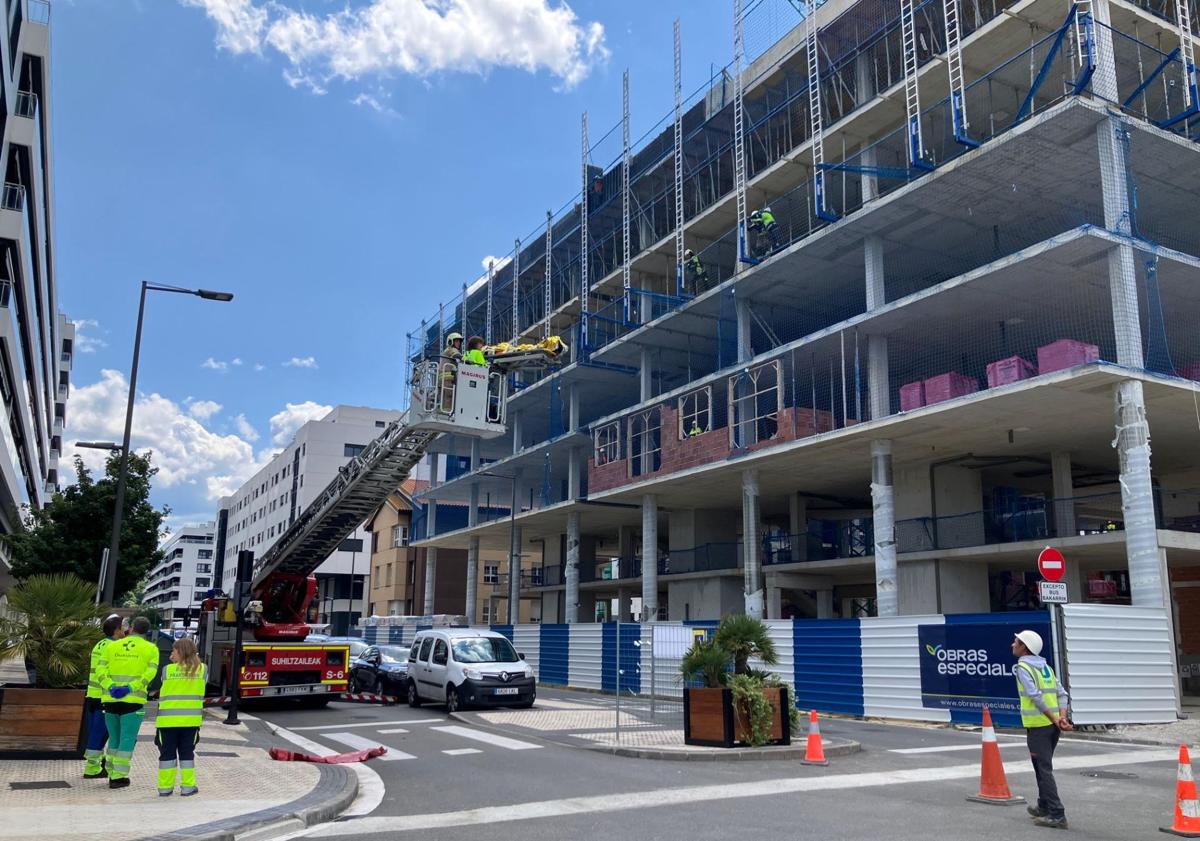 Imagen principal - Herido un operario tras caer de una altura de cuatro metros en un edificio en construcción en Donostia