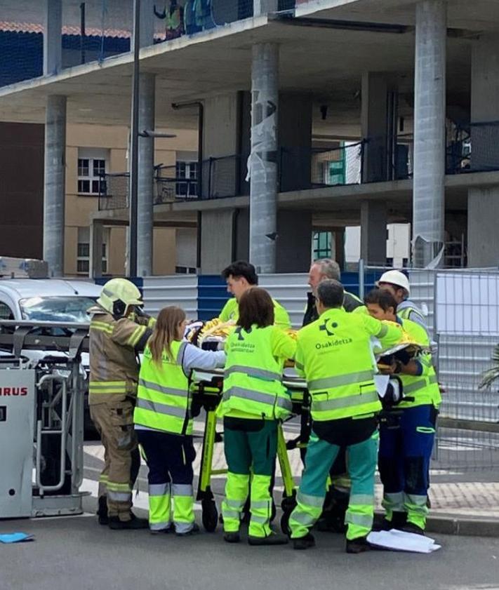 Imagen secundaria 2 - Herido un operario tras caer de una altura de cuatro metros en un edificio en construcción en Donostia