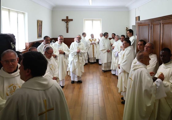 Los sacerdotes preparándose en la sacristía antes de la misa.