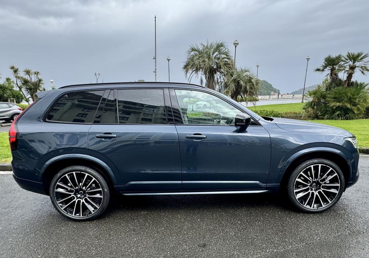 El Volvo XC90 PHEV ofrece un aspecto muy elegante tanto por fuera como en su lujoso interior.