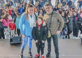 Los padres de Yeray, con el menor, en un acto que les organizaron en Andoain para recaudar dinero.