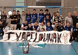 Los jugadores del primer equipo de fútbol sala de Oiartzun posan con su trofeo.