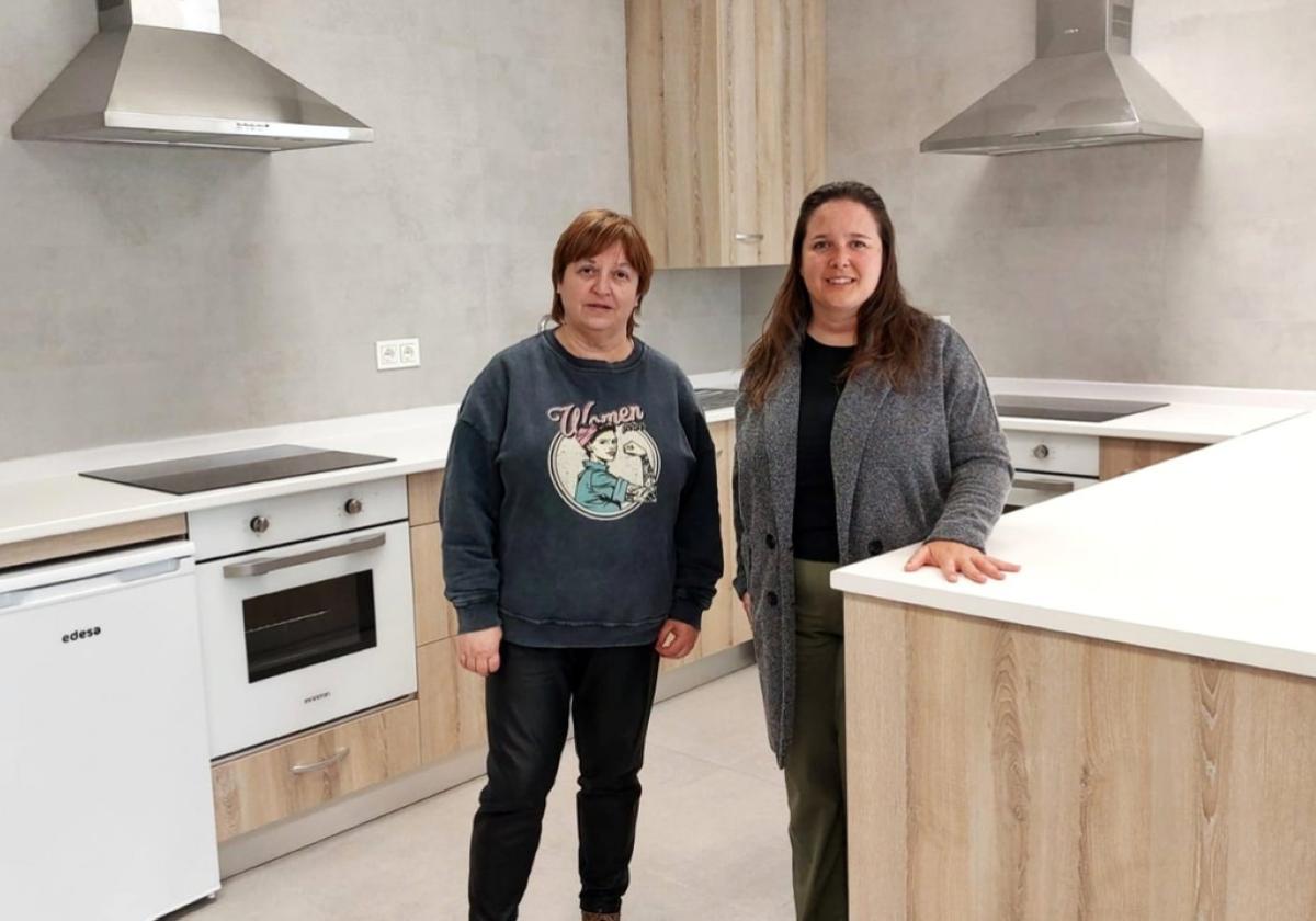 Koro Ruiz teknikaria eta Maria Ortega zinegotzia sukalde berrian.