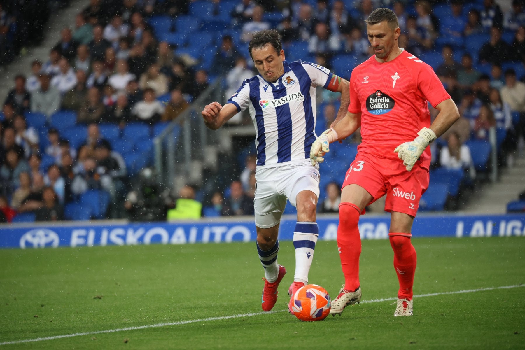 Mikel Oyarzabal trata de superar a Guaita en una acción del partido.