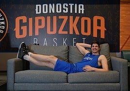 Ander Martínez de la Orden,sonriente y optimista, en uno delos sofás que se guardan en la sala de prensa de Illunbe.