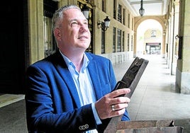 Dolosor, con la caja para municiones de Arroyo, en Donostia.