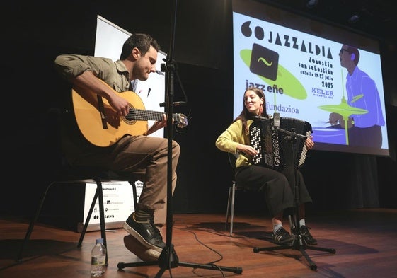 Alesander Peña y Maite Ruiz, durante su actuación en la presentación de JazzEñe.