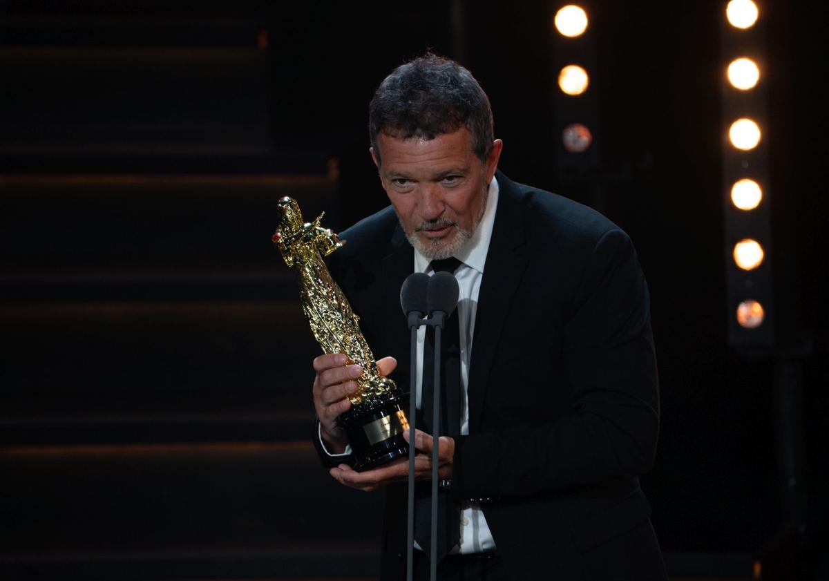 Imagen principal - La obra &#039;1936&#039; y el musical de Antonio Banderas arrasan en los Premios Talía