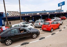 Varios vehículos se agolpan a la entrada de una estación de ITV.