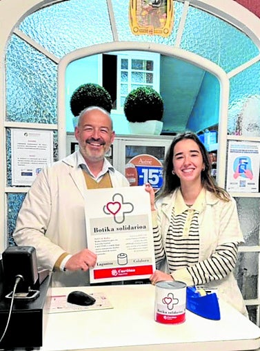 Responsables de una de las cuatro farmacias ordiziarras participantes.