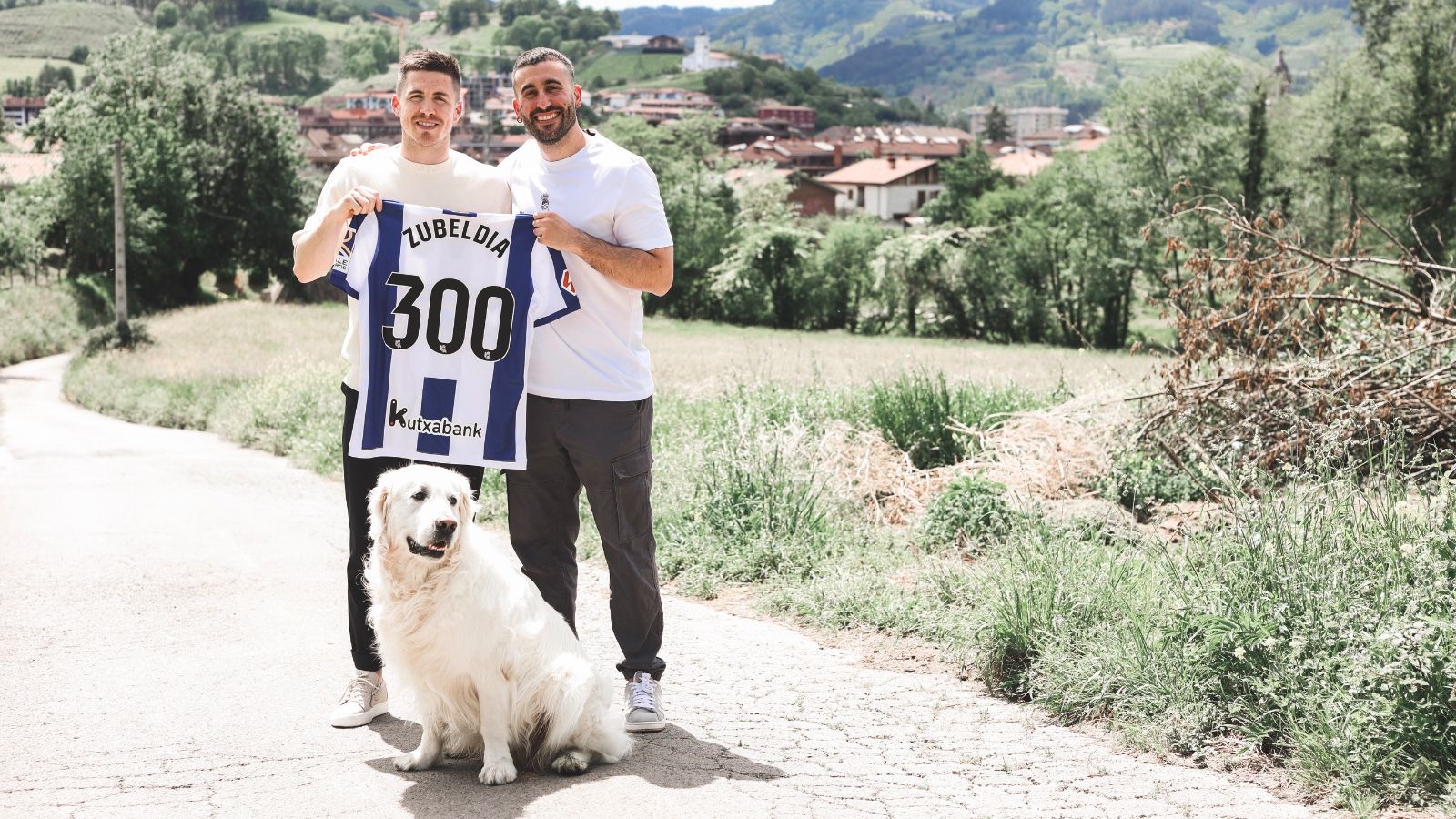 Zubeldia, con la camiseta conmemorativa de su partido 300 en la Real, junto a Mikel Bermejo en su pueblo Azkoitia