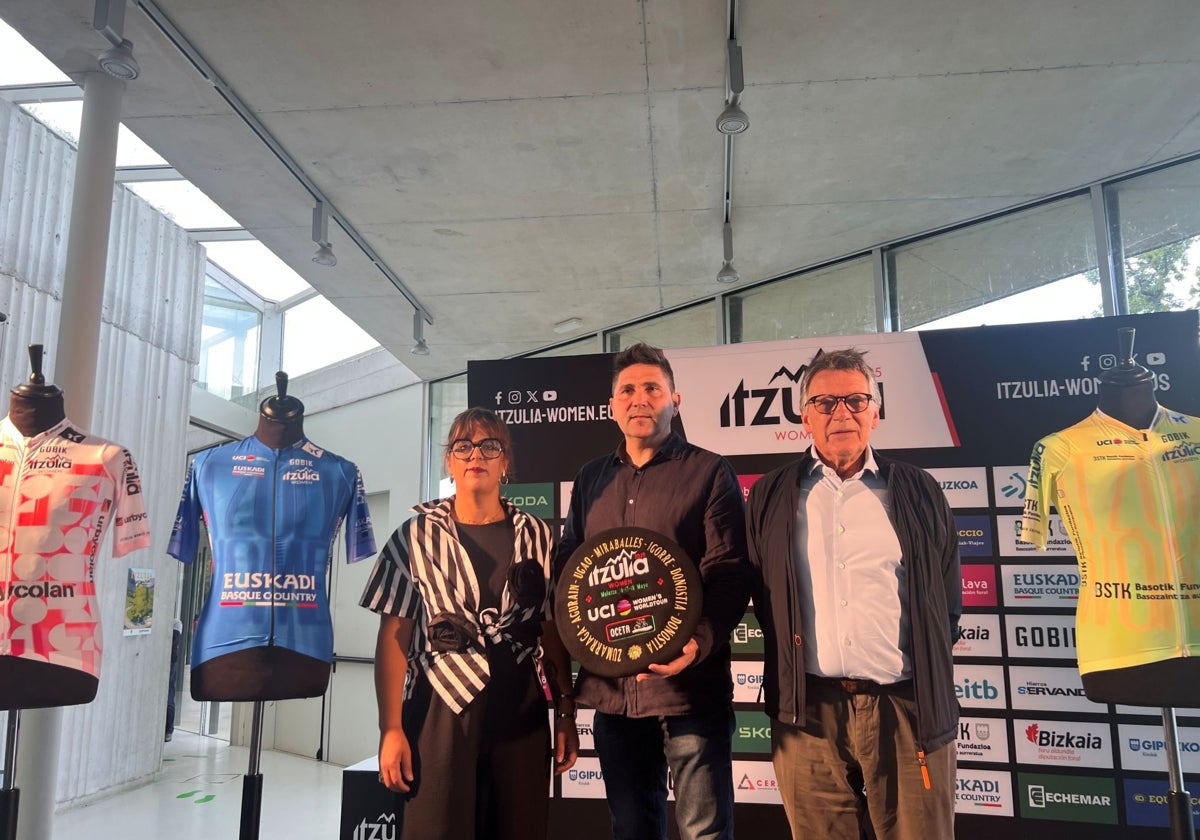 Goizane Álvarez, Mikel Serrano y Javier Riaño en la presentación realizada este martes, en la Antigua.