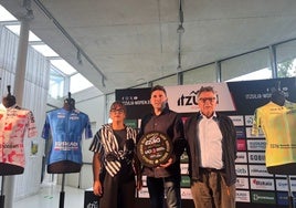 Goizane Álvarez, Mikel Serrano y Javier Riaño en la presentación realizada este martes, en la Antigua.